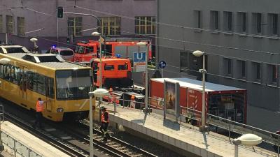 Bilder von oben! Stuttgart-Ost: PKW mit Stadtbahn kollidiert